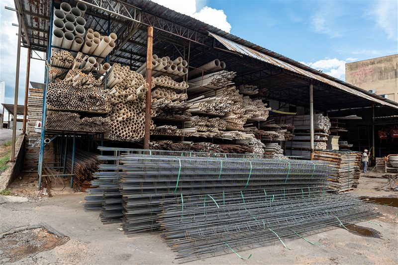 Materiais de construção — tubos, barras de ferro e mais no estoque da Construserra