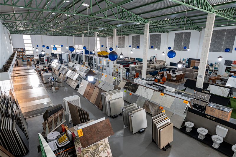 Interior da Construserra — mais de 1.000m² com pisos, porcelanatos, louças e móveis em exposição
